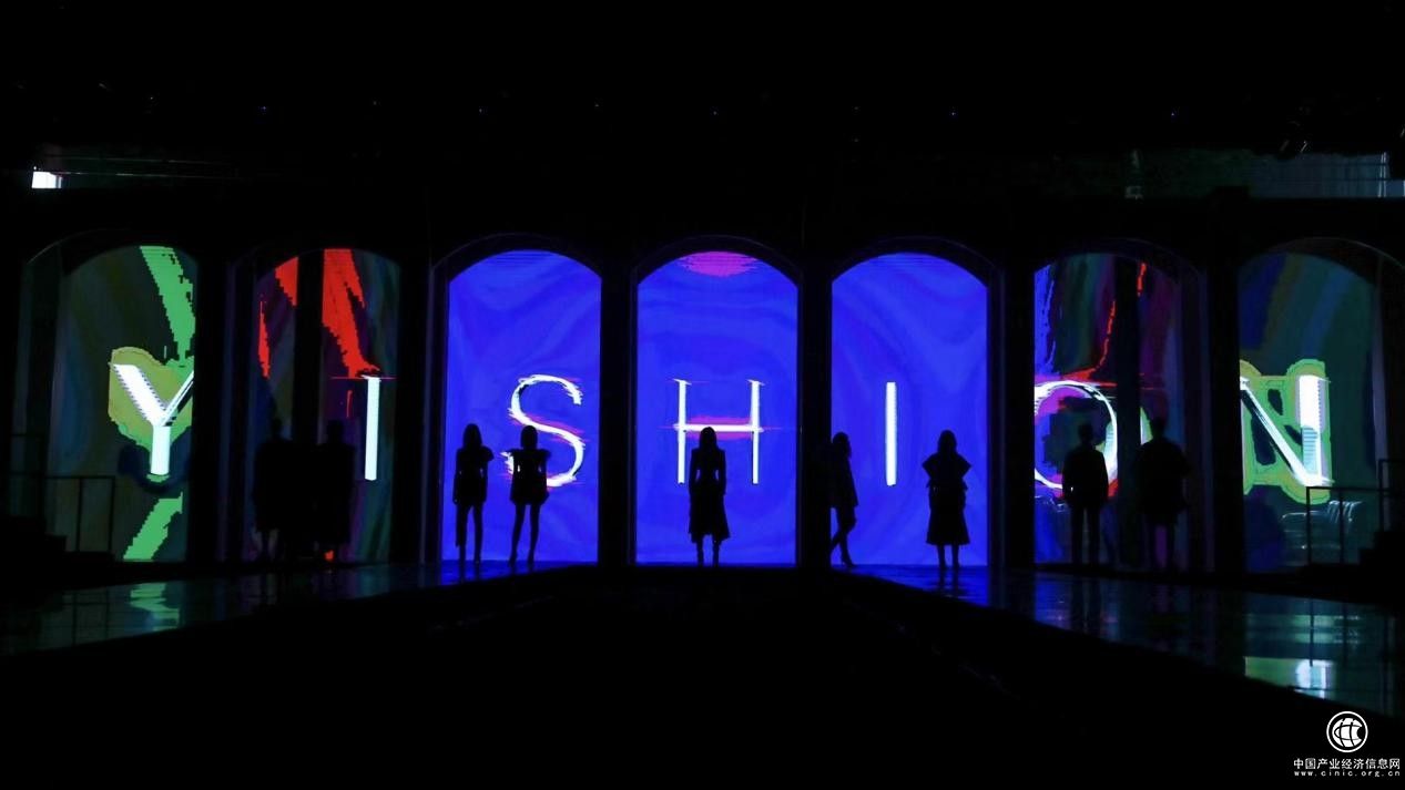 YISHION以純 2022春夏時(shí)裝秀 一場(chǎng)時(shí)空穿行者的穿越