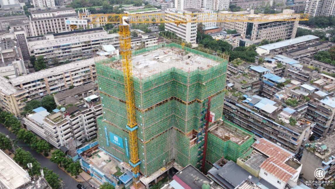 中建一局三公司承建的成都骨科醫(yī)院改擴(kuò)建工程項(xiàng)目主體結(jié)構(gòu)全面封頂