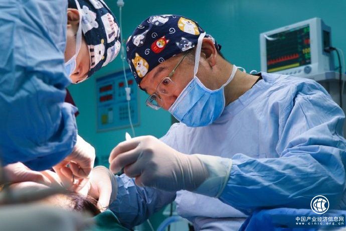 中國當(dāng)代面部整形手術(shù)先驅(qū)人——袁強(qiáng)博士