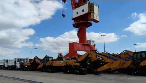 出海！140臺高端工程機(jī)械裝備從上海南港運往印尼雅加達(dá)