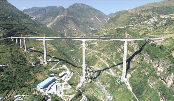 世界第一高墩金陽(yáng)河特大橋順利合龍 預(yù)計(jì)年底通車(chē)