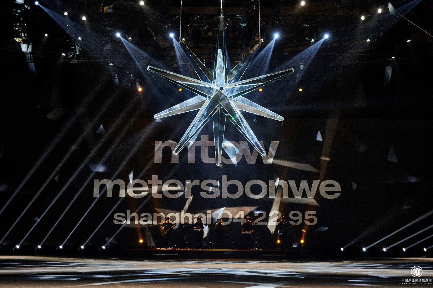 metersbonwe“鋒芒新生”2022春夏系列發(fā)布大秀 不走尋常路，迸發(fā)#原生創(chuàng)造力#