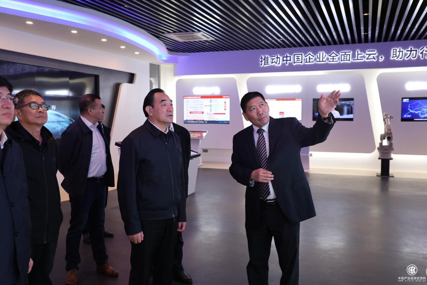 江蘇省人大常委會(huì)領(lǐng)導(dǎo)一行蒞臨華云數(shù)據(jù)參觀(guān)調(diào)研 探討加快構(gòu)建江蘇數(shù)字經(jīng)濟(jì)發(fā)展新格局