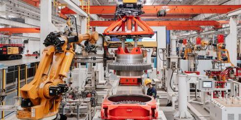 走進三一重工“燈塔工廠”：機器人“學(xué)會”熟練工技能