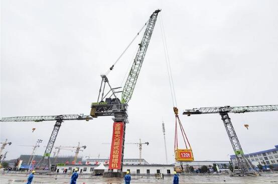 全球最大噸位上回轉(zhuǎn)塔機在湖南常德下線