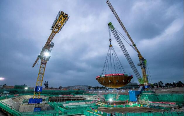 底氣十足！玲龍一號(hào)全球首堆鋼制安全殼底封頭吊裝成功