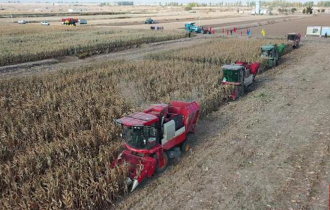 全國首臺無人駕駛玉米收割機(jī)順利試運(yùn)行