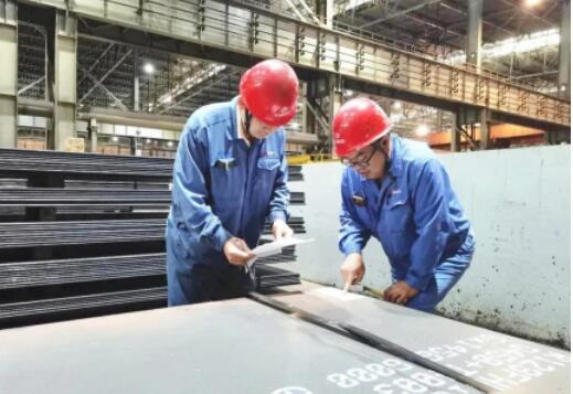 太鋼首卷不銹鋼+碳鋼非對稱組坯復(fù)合熱軋卷成功下線