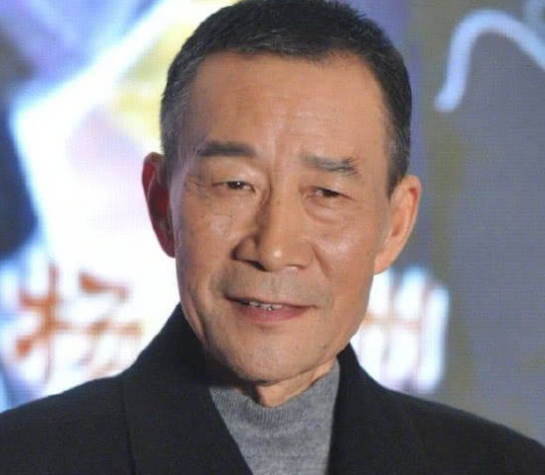 李雪?。阂湎А把輪T”這兩個(gè)字