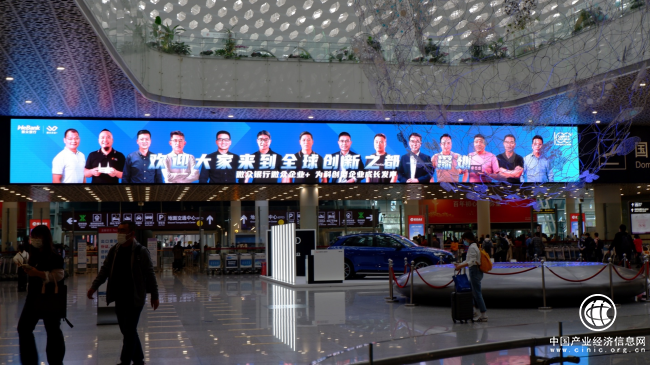 微眾銀行助企登大屏，科創(chuàng)企業(yè)家震撼亮相深圳寶安機場