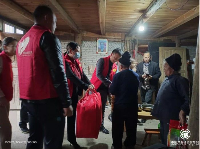 寒冬送暖，碧桂園服務(wù)黨員志愿者慰問獨(dú)居老人