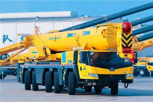 首款100%國(guó)內(nèi)自主化全地面起重機(jī)下線