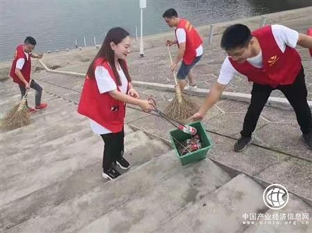  砥礪“三牛精神”服務(wù)客戶暖民心 ——記益陽煙草的“三?！备蓪?></a></div><!-- img end -->	<div   id=