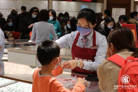  賀歲市場(chǎng)掀熱潮，菜百股份元旦開(kāi)門(mén)紅