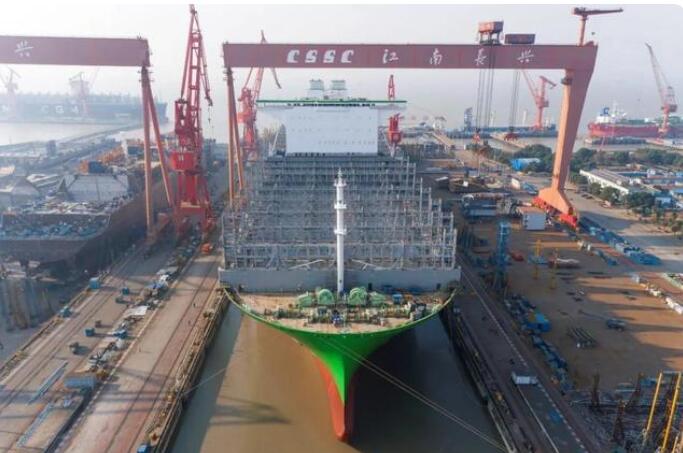中國(guó)首制全球最大型24000TEU集裝箱船出塢