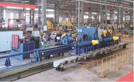 國(guó)內(nèi)首臺(tái)套四錘頭徑向鍛機(jī)下線