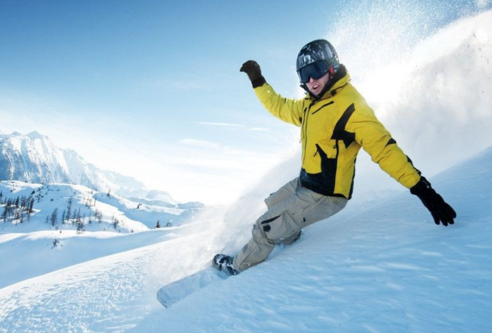 海濱少年感受冰雪競(jìng)技體育獨(dú)特魅力