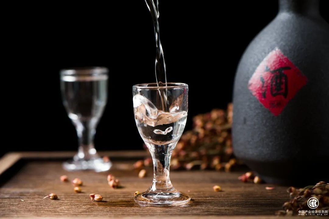  茅臺(tái)1935入局白酒千元價(jià)格帶“酣戰(zhàn)”