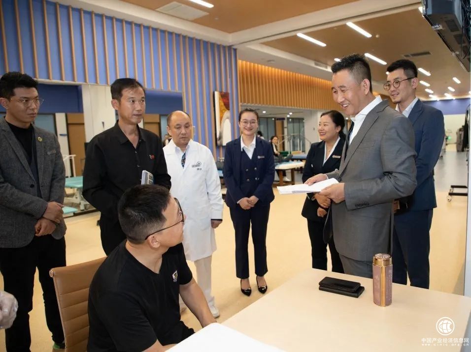  博鰲一齡總院長(zhǎng)李瑋帶領(lǐng)專家團(tuán)隊(duì)深入臨床一線