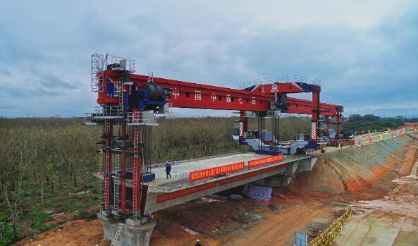 架橋新利器！千噸級(jí)橋梁運(yùn)架裝備“陸吾號(hào)”成功首架