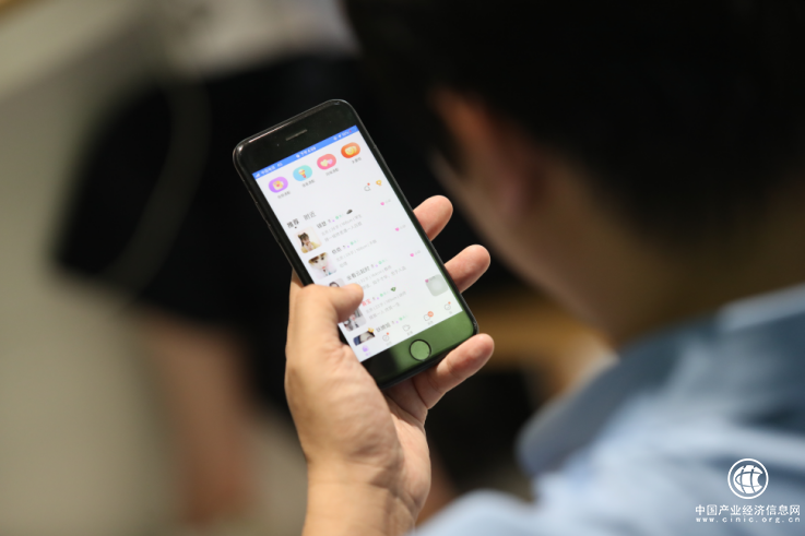  在愛聊APP脫單　主動(dòng)爭(zhēng)取自己的幸福愛情