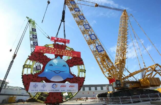 國內最大直徑盾構機“聚力一號”刀盤下井