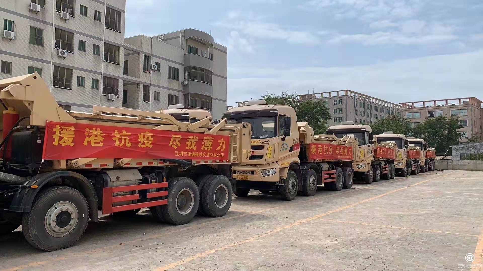  好易建聯(lián)合土方同行調(diào)動(dòng)數(shù)十臺(tái)工程車及司機(jī)支援香港！ 