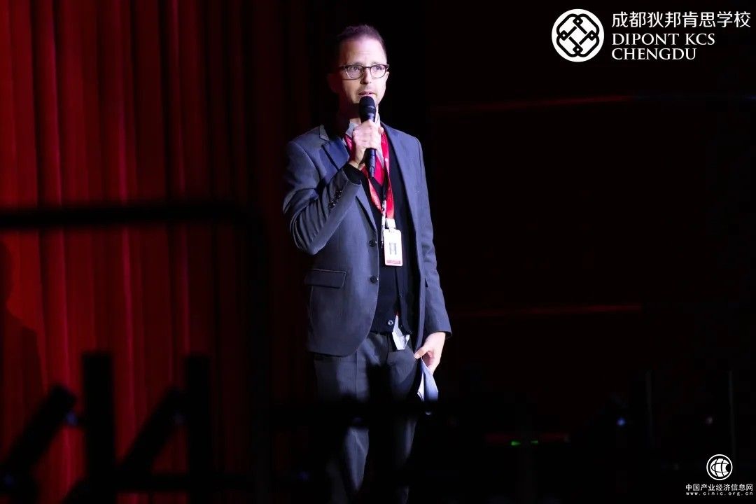  狄邦肯思寓教于樂，在戲劇表演中體驗合作人生