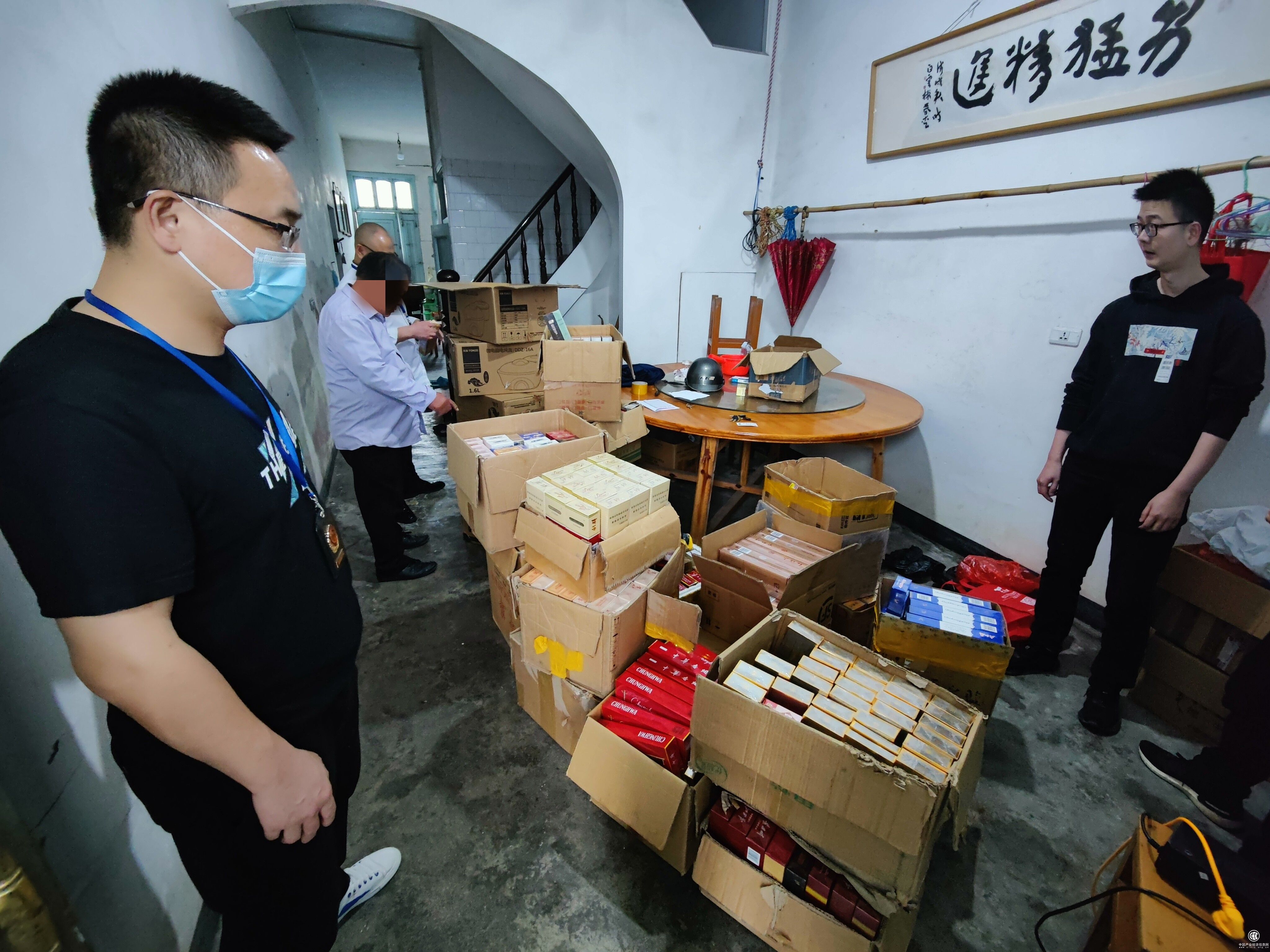  蒼南煙草專賣局：精準(zhǔn)研判 重拳出擊 一日連查四起卷煙案件 案值達(dá)60萬(wàn)余元