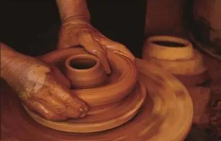 在“玩泥巴”的過(guò)程中讓非遺活起來(lái)