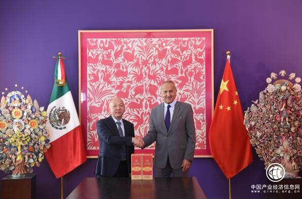 五糧液拜訪墨西哥大使館，慶祝中墨建交50周年禮贈傳世經(jīng)典