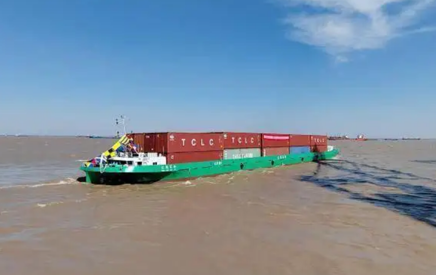 全國首艘120標(biāo)箱純電動(dòng)內(nèi)河集裝箱船在江蘇太倉首航