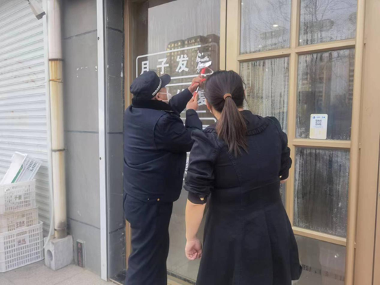 山東濟(jì)寧高新區(qū)綜合行政執(zhí)法局　開展櫥窗廣告清理整治行動