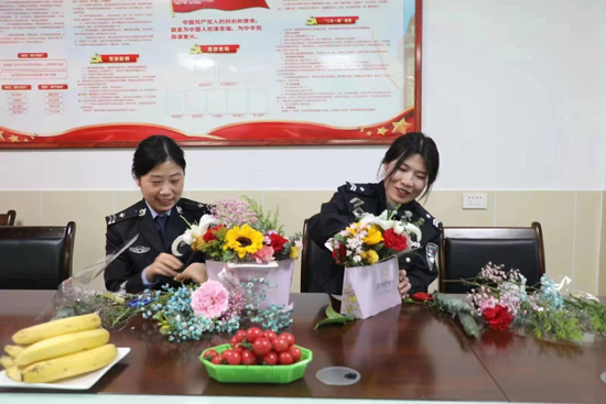 山西運(yùn)城邊檢站執(zhí)勤一隊(duì)與共建單位開展慶祝婦女節(jié)“魅力巾幗心向黨”主題活動