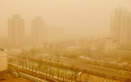 三問(wèn)今年最強(qiáng)沙塵侵?jǐn)_ 植被好轉(zhuǎn)為何擋不住漫天黃沙