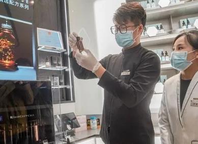 上海頒出全國(guó)首張“現(xiàn)場(chǎng)個(gè)性化服務(wù)”化妝品生產(chǎn)許可證——化妝品個(gè)性化服務(wù)試點(diǎn)落地