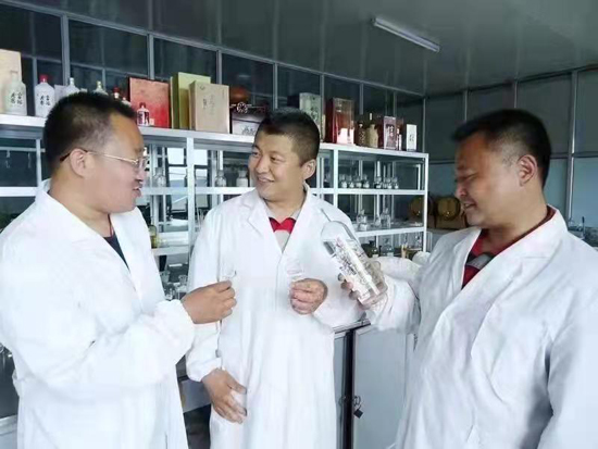 20230518141510538.jpg 曹坤(左一)切磋酒體設(shè)計.jpg