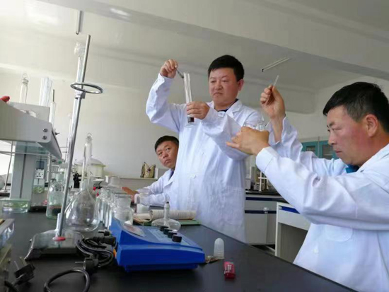 20230605123752121.jpg 祝嗣臣(中)在實驗室工作.jpg