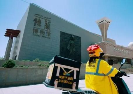 世界首條沙漠鐵路環(huán)線通車1周年：鐵路沿線萌發(fā)“新業(yè)態(tài)” 游客沙漠邊上點(diǎn)外賣、住民宿、品非遺