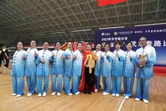 “獲金牌專業(yè)戶” ——記黑龍江省富裕縣老年大學(xué)太極拳教師、齊市太極拳“王中王”黃宏新