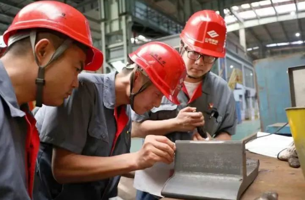 打破國(guó)外壟斷！山鋼集團(tuán)280規(guī)格單齒履帶鋼熱軋?jiān)囍瞥晒?></a></div><!-- img end -->	<div   id=