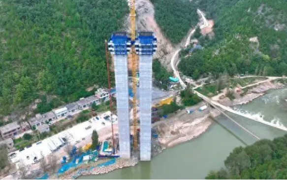 111.064米！河南在建高速公路項(xiàng)目第一高墩封頂