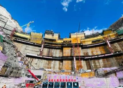 國內(nèi)在建最高雙曲拱壩提前完成年度澆筑目標