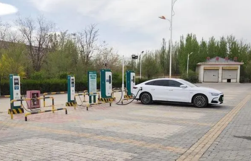 高速公路沿線充電設施加快建設 服務區(qū)累計建成2萬個充電樁