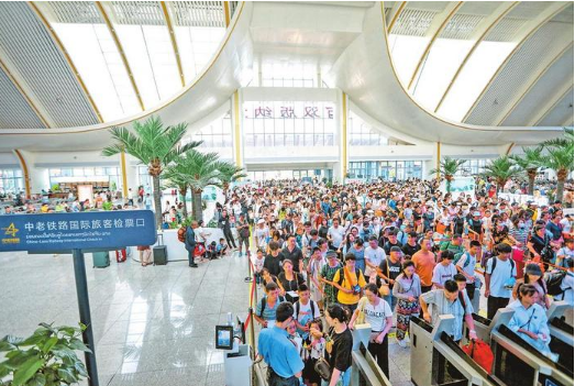 中老鐵路跨境旅客突破10萬(wàn)人次