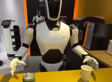 人形機(jī)器人能夠“咖啡拉花”，北京上海深圳加快布局、創(chuàng)新發(fā)展