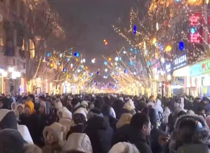 假期消費“新新”向榮 活力滿滿、熱氣騰騰的中國升騰著溫暖“煙火氣”