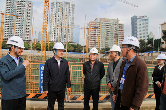 楊綠峰、梁萬山一行深入項(xiàng)目施工現(xiàn)場實(shí)地檢查.png