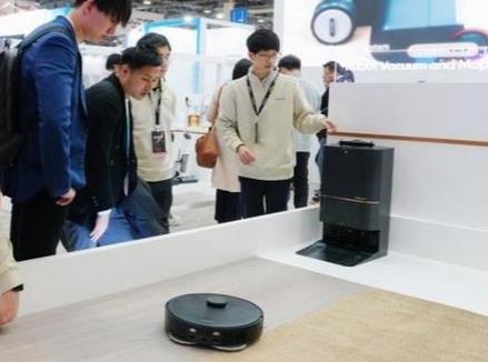 屏幕“卷”出新高度、清潔家電出海