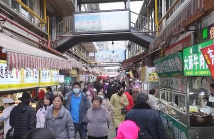 傳統(tǒng)和新潮碰撞、市井煙火混搭時尚潮流 老街巷里“升騰”新年味